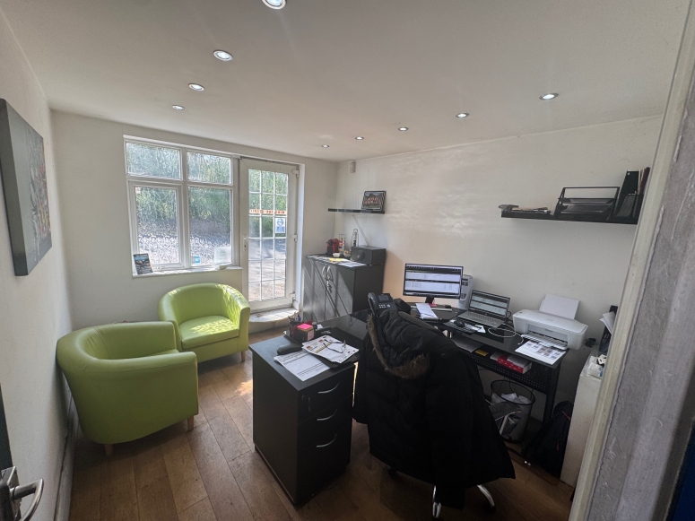 103 Spinney Hill, Addlestone, KT15 1AZ