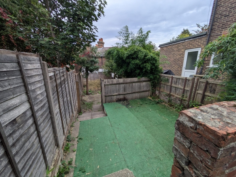 24 Guildford Park Road, Guildford, Surrey GU2 7ND